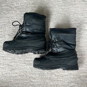 Youth Snow Boots Itasca size 3, black, like new